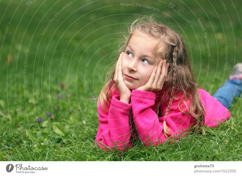 Girl day dreaming Freizeit & Hobby Spielen Denken Garten feminin Kind Mädchen Kindheit Jugendliche 1 Mensch 3-8 Jahre 8-13 Jahre beobachten hören Lächeln liegen