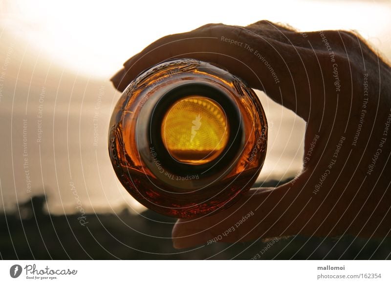 was erlauben strunz Getränk trinken Alkohol Bier Lifestyle Freude Sommer Hand Finger dehydrieren Durst Alkoholsucht Drogensucht Bierflasche leer Sonnenuntergang