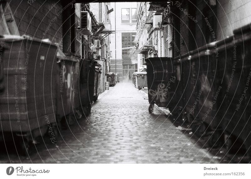 welcome to glasgow city Glasgow Schottland Großbritannien Gasse schwarz weiß analog Schwarzweißfoto Verkehrswege black white Filmindustrie 35mm b&w