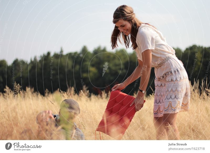 setz dich zu mir Paar Partner 2 Mensch 30-45 Jahre Erwachsene Himmel Sommer Schönes Wetter Wärme Getreidefeld Feld Kleid Hut brünett Haarband Lächeln sitzen