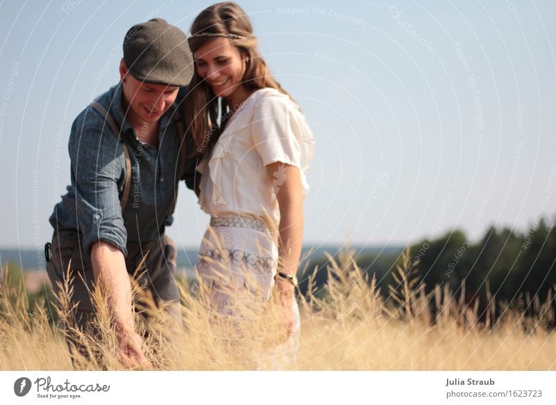 interessant Feste & Feiern Hochzeit Frau Erwachsene Mann Paar Partner 2 Mensch 30-45 Jahre Sommer Herbst Schönes Wetter Feld Kleid Hosenträger Hut Mütze brünett