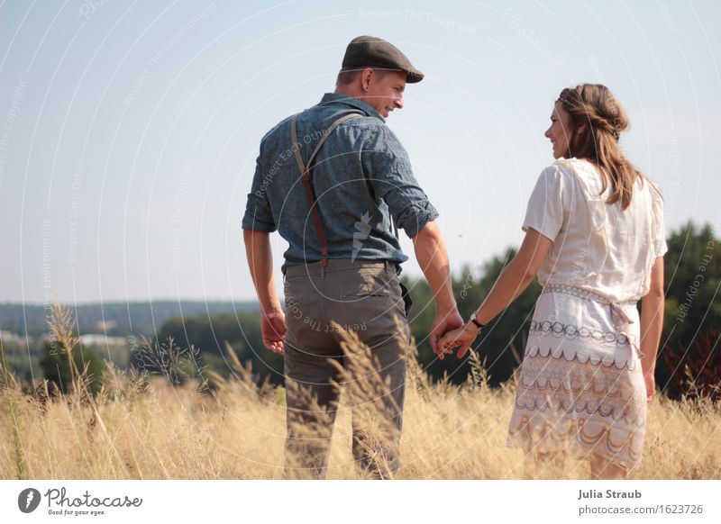 hand in hand Frau Erwachsene Mann Paar Partner 2 Mensch 30-45 Jahre Sommer Herbst Schönes Wetter Feld Hemd Kleid Hosenträger brünett festhalten Blick stehen