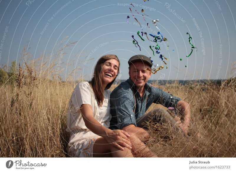 Augen auf Paar Partner Erwachsene 2 Mensch 30-45 Jahre Sommer Schönes Wetter Feld Kleid Hut Mütze brünett Konfetti lachen lustig Farbfoto Außenaufnahme Tag