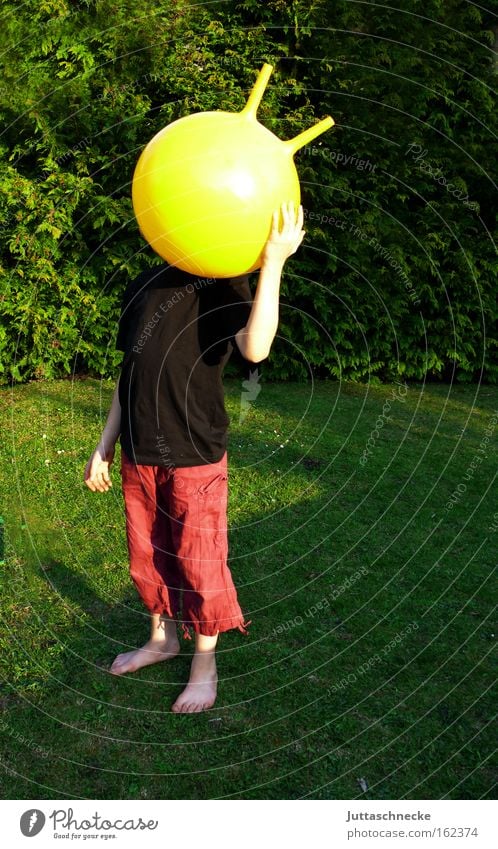 Kurzohrhase Hase & Kaninchen Osterhase gelb Spielen Garten Barfuß Wiese Gras Freude Hüpfball Juttaschnecke