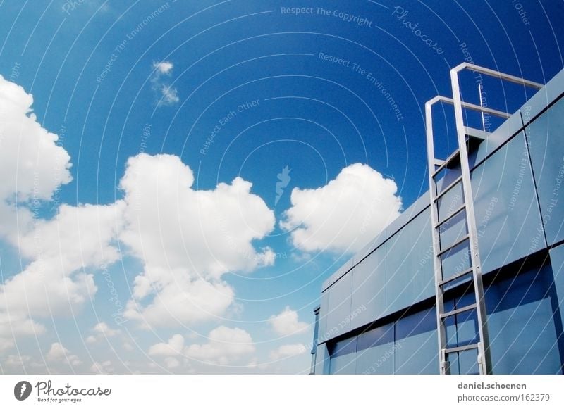 Treppe Leiter Himmel Wolken aufsteigen Wetter Sommer abstrakt blau weiß Dach Architektur Detailaufnahme Erfolg Metall