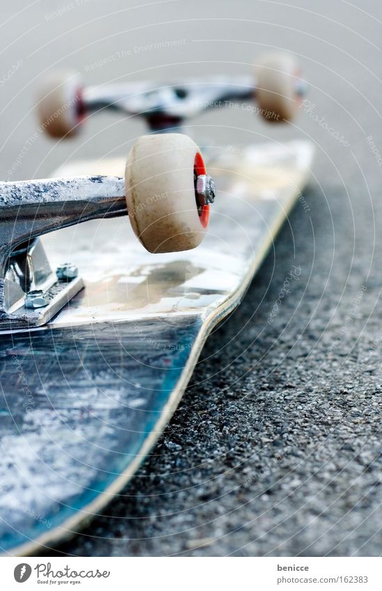 Skateboard Skateboarding Unschärfe Freizeit & Hobby Coolness Unfall Rad Asphalt entgegengesetzt Freude liegen Straße skating coolness jugentlicher