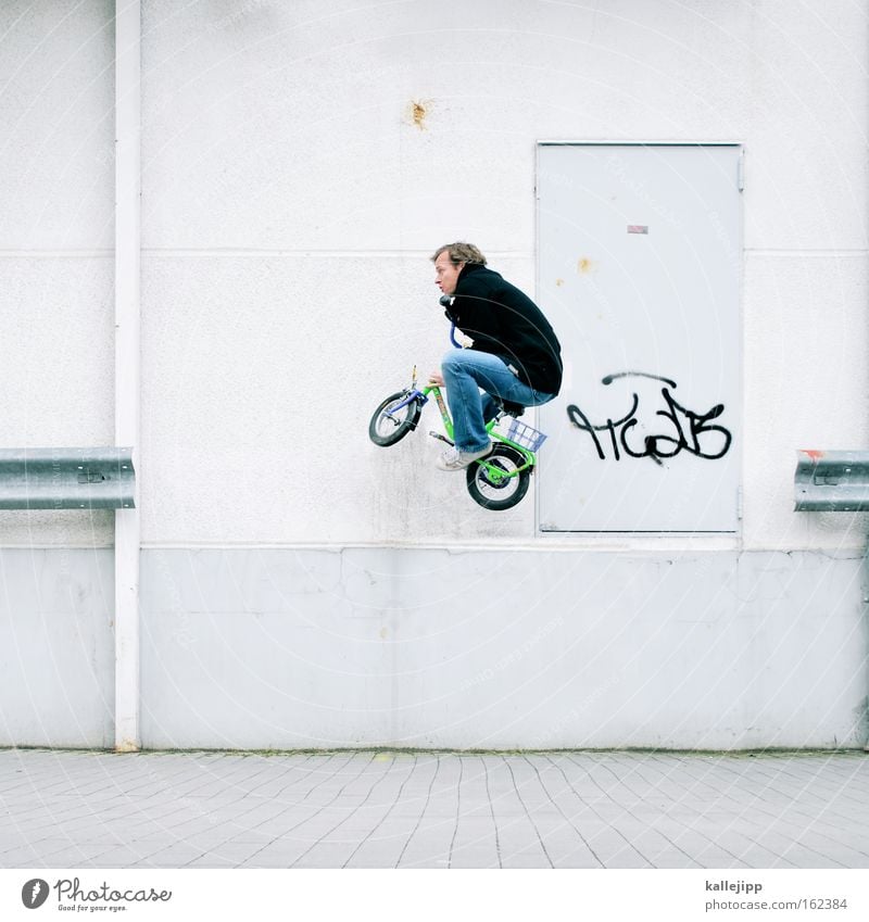 stuntman Fahrrad Kinderfahrrad springen Leitplanke Am Rand fliegen Luftverkehr gefährlich Risiko verrückt weiß Kunstflug Zirkus Spielen