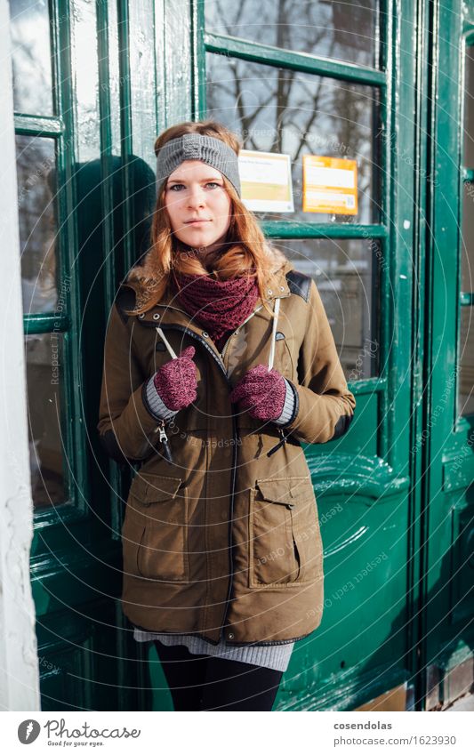 warten Lifestyle Stil Student feminin Junge Frau Jugendliche 1 Mensch 18-30 Jahre Erwachsene Stadt Tür Jacke Schal Lächeln stehen authentisch trendy schön