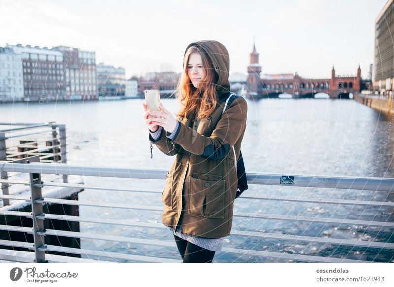 Selfie Ferien & Urlaub & Reisen Tourismus Ausflug Sightseeing Städtereise Winter Student Handy PDA Unterhaltungselektronik feminin Junge Frau Jugendliche 1