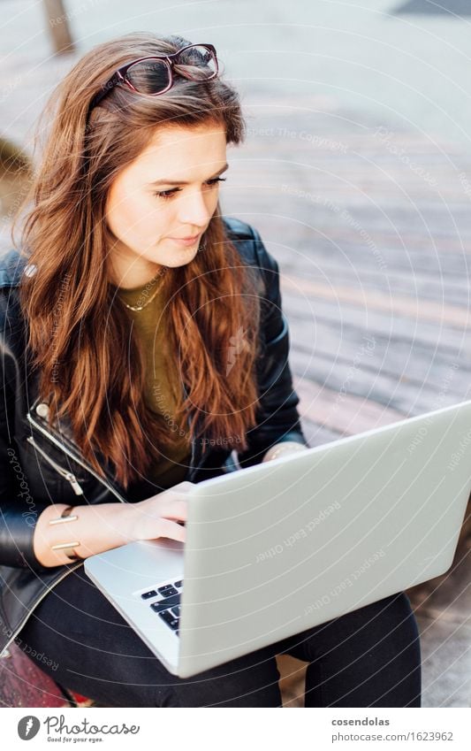 research Lifestyle kaufen Bildung lernen Studium Student Arbeit & Erwerbstätigkeit Computer Notebook Informationstechnologie Internet feminin Junge Frau