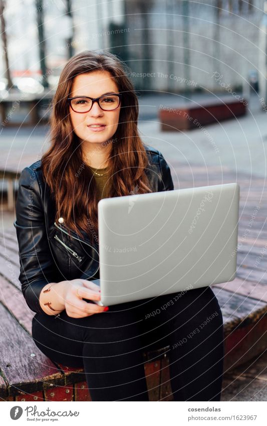 Ana Lifestyle Freizeit & Hobby lernen Student Computer Notebook Unterhaltungselektronik Informationstechnologie Internet feminin Junge Frau Jugendliche 1 Mensch