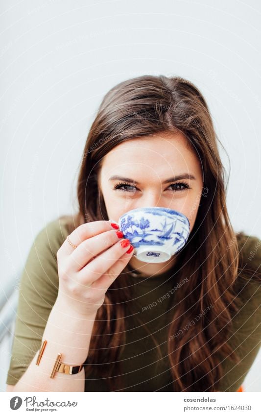 China Blau trinken Tee Lifestyle Freude Student feminin Junge Frau Jugendliche 1 Mensch 18-30 Jahre Erwachsene T-Shirt Schmuck brünett langhaarig Lächeln lachen