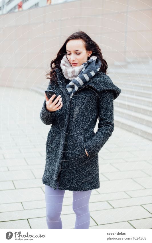 Smart (Phone) Lifestyle Winter Student Handy PDA Unterhaltungselektronik Internet feminin Junge Frau Jugendliche 1 Mensch 18-30 Jahre Erwachsene Stadt Mauer