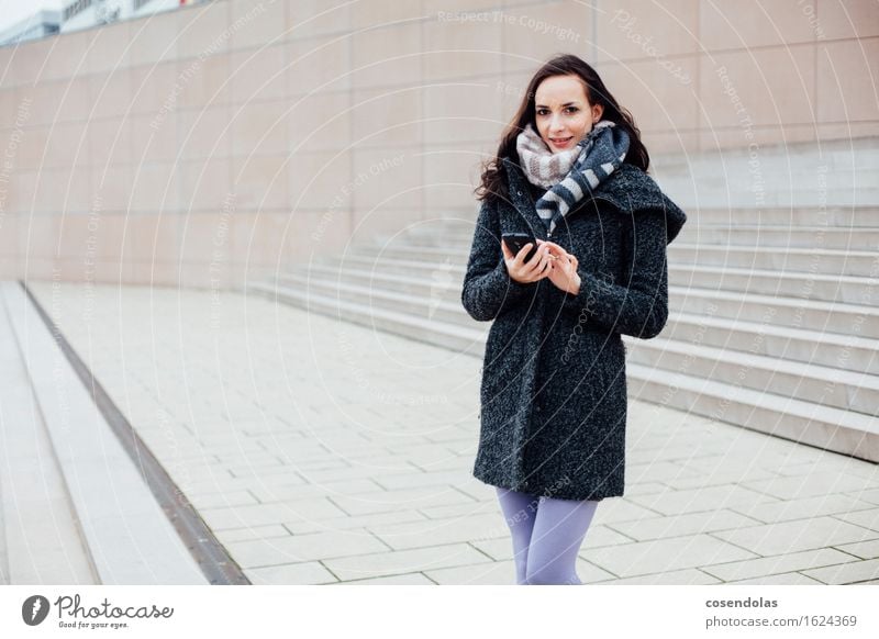 Smart (Phone) Girl Lifestyle Winter Student Handy PDA Unterhaltungselektronik Telekommunikation feminin Junge Frau Jugendliche 1 Mensch 18-30 Jahre Erwachsene