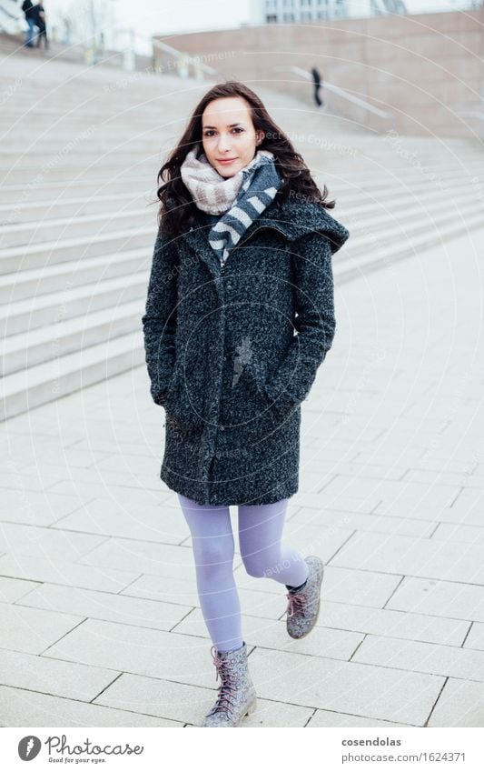 she´s walking Sightseeing Städtereise Winter Student feminin Junge Frau Jugendliche 1 Mensch 18-30 Jahre Erwachsene Stadt Treppe Jacke Mantel Schal brünett