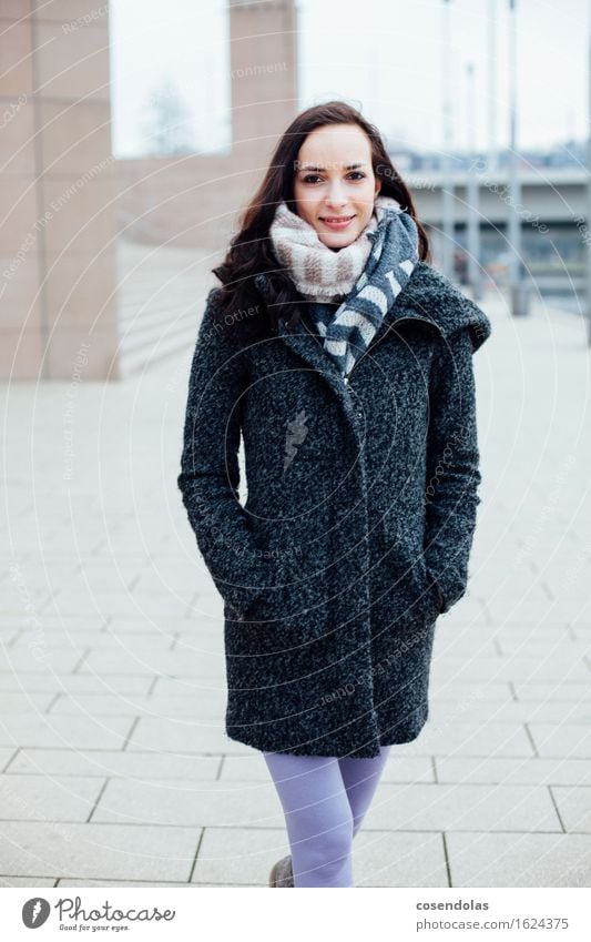 portrait Stil Student feminin Junge Frau Jugendliche 1 Mensch 18-30 Jahre Erwachsene Stadt Platz Mauer Wand Treppe Jacke Mantel Schal brünett langhaarig Lächeln