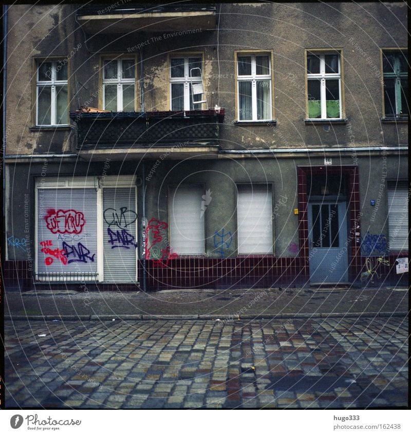 Berlin V Haus Häuserzeile Altbau Mittelformat Einsamkeit trist Straße Eingang Graffiti Fenster Neukölln Kreuzberg Vergänglichkeit 120 Kodak