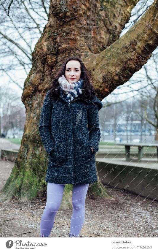 winter portrait Student feminin Junge Frau Jugendliche 1 Mensch 18-30 Jahre Erwachsene Baum Park Jacke Mantel brünett langhaarig Lächeln lachen authentisch