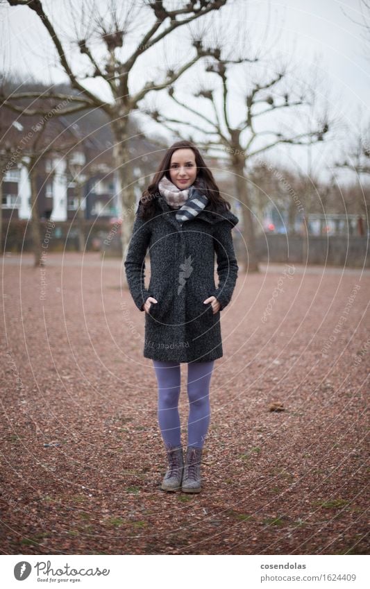 Junge Frau im Park Student feminin Jugendliche Erwachsene 1 Mensch 18-30 Jahre schön Lächeln positiv Schal winter Farbfoto Gedeckte Farben Außenaufnahme Blick