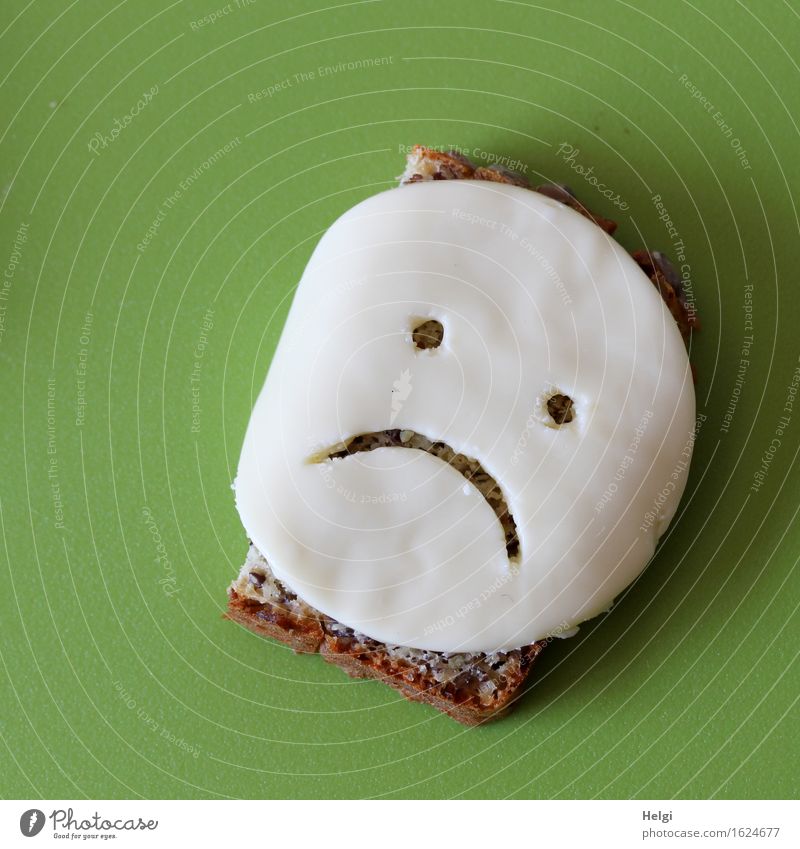 Montag morgen... :-( Lebensmittel Käse Brot Ernährung liegen außergewöhnlich einzigartig braun gelb grün Gefühle Stimmung Traurigkeit Unlust Kreativität Smiley