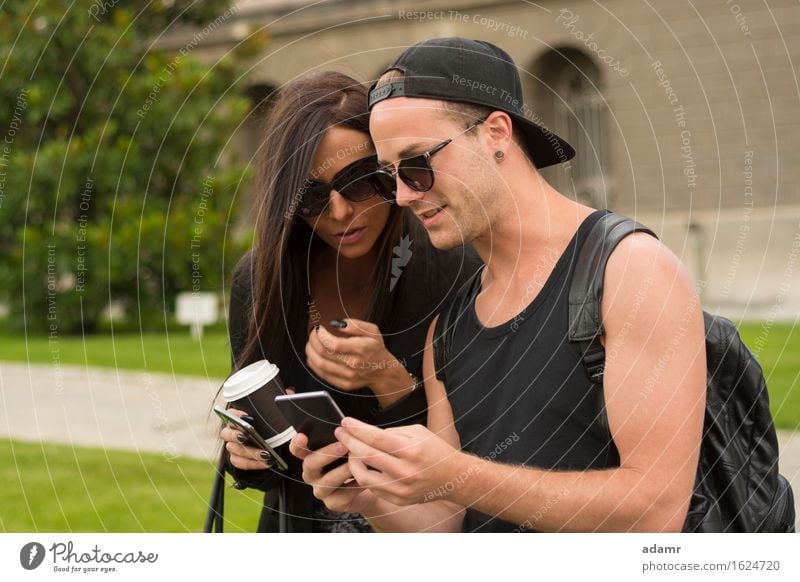 Zwei fröhliche Freunde fotografieren sich mit einem Smartphone Selfie Freundschaft Frauen Männer Menschengruppe Internet Straße Spaß Foto Fröhlichkeit heiter