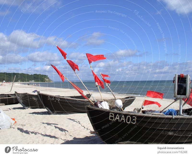 Fahnen im Wind Strand Wasserfahrzeug Wolken Meer Rügen Himmel