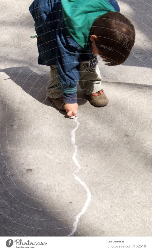 young I Kind Art beton Straße malerei zeichnung kunst kreativ kreiden spielen zeichnen Asphalt Linie Stadt Kindergarten Sonne