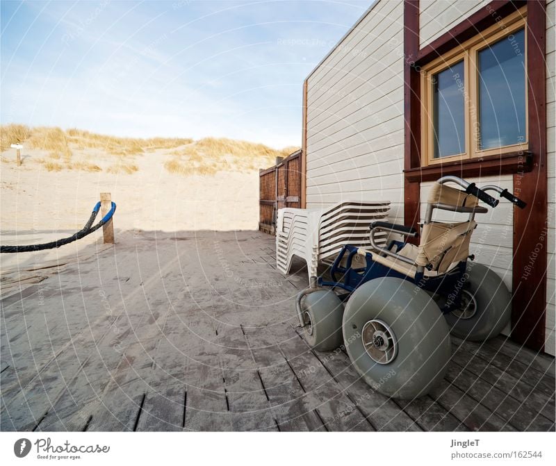 Der Sonnensitz im Lebensabend Strand Stranddüne Sand Restaurant Schiffsplanken Wege & Pfade Rollstuhl Erholung Nordsee Ameland Himmel Reling Küste