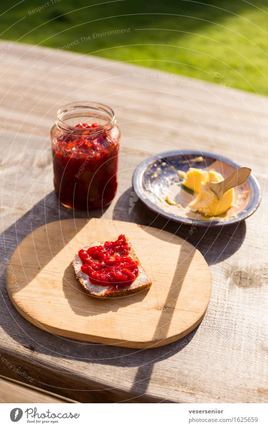 schwedensommer fueh morgens Brot Marmelade Butter Frühstück Schneidebrett Essen genießen einfach lecker süß Vorfreude bescheiden Idylle Pause ruhig sparsam