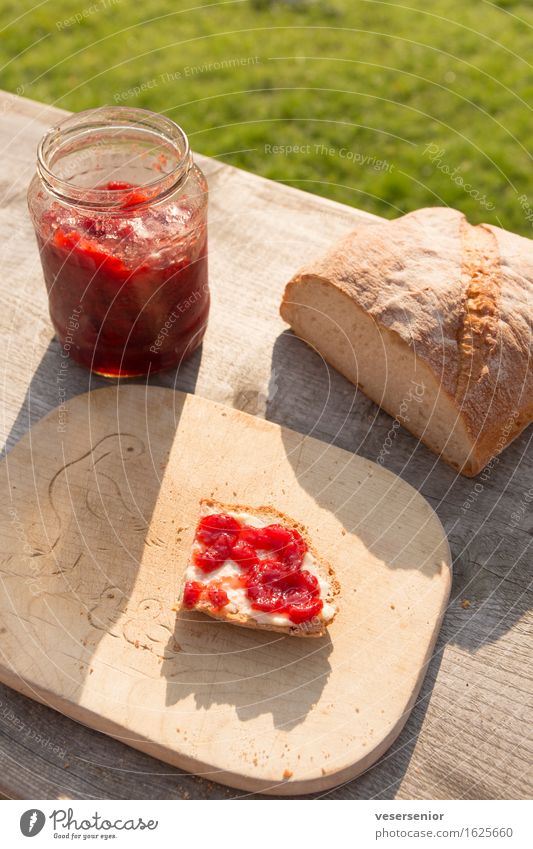 fruehstuecksbrot Lebensmittel Brot Marmelade Ernährung Frühstück Schneidebrett Sommer einfach lecker Vorfreude bescheiden genießen Idylle Pause ruhig sparsam