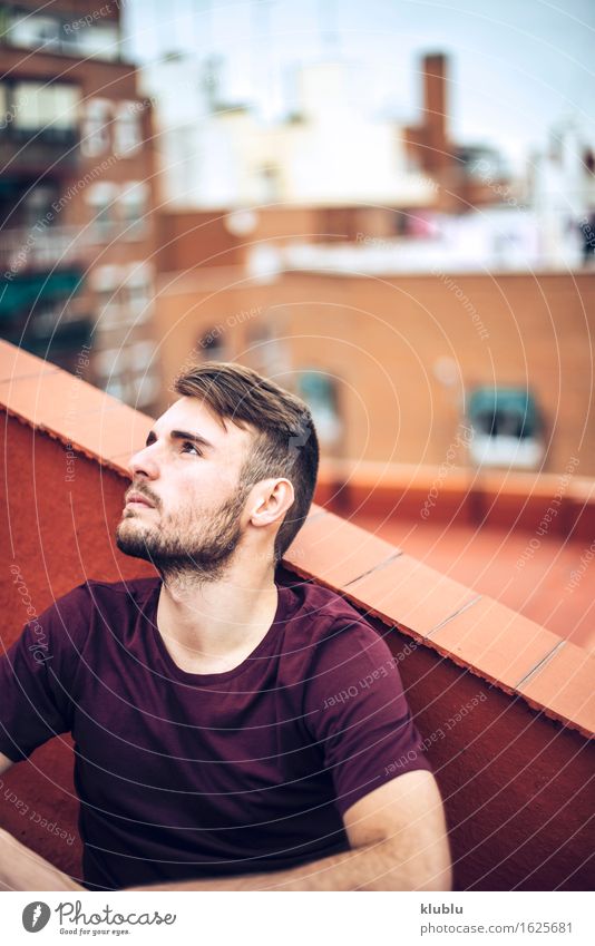 Hübscher kaukasischer junger Mann Lifestyle Stil Glück schön Gesicht Freizeit & Hobby Studium Fotokamera Erwachsene Umwelt Stadt Vollbart Lächeln Coolness