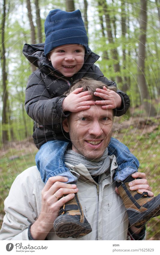 Papa trägt Sohn Freizeit & Hobby Ausflug wandern Mensch Kind Kleinkind Junge Eltern Erwachsene Vater Familie & Verwandtschaft Kindheit Leben 2 1-3 Jahre Natur