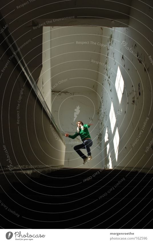 Hochsprung springen Licht Fenster Treppe Mensch Mann Selbstportrait Brauerei Flur oben schwarz weiß verfallen