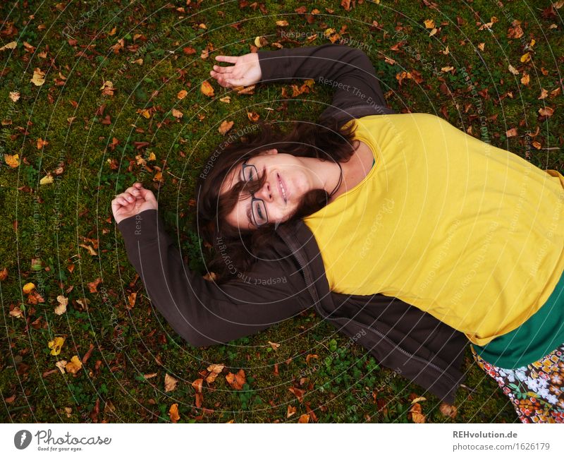 Herbstfreuden Mensch feminin Junge Frau Jugendliche 1 18-30 Jahre Erwachsene Umwelt Natur Pflanze Wiese Lächeln liegen frei Freundlichkeit Fröhlichkeit