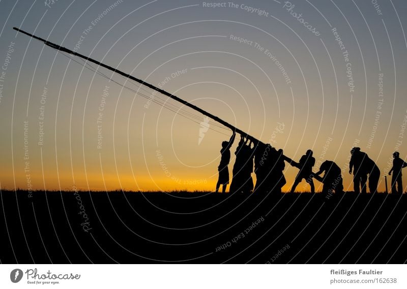 aufstellen Fahne Fahnenmast Silhouette Sonnenuntergang Abend errichten vertikal Teamwork Zusammenhalt Arbeit & Erwerbstätigkeit Kraft Menschengruppe Erfolg