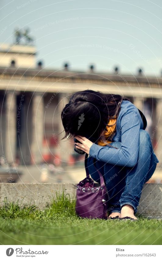 *knips Farbfoto Textfreiraum oben Ganzkörperaufnahme Wegsehen Freizeit & Hobby Sommer Fotokamera Frau Erwachsene Fuß Frühling Tasche klein Bildung entdecken