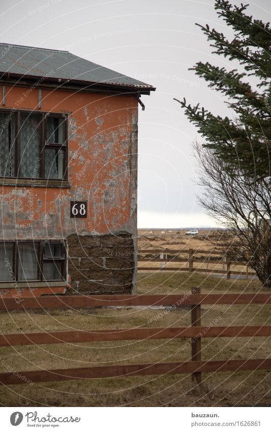 68. haus. Häusliches Leben Wohnung Haus Gartenarbeit Handwerk Baustelle Umwelt Natur Wolken Baum Gras Island Einfamilienhaus Ruine Mauer Wand Fassade Fenster