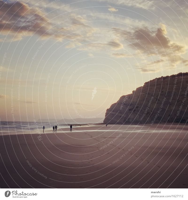 Abendspaziergang Mensch Menschengruppe Natur Landschaft Frühling Sommer Wellen Küste Meer Gefühle Stimmung Algarve Portugal Spaziergang Erholung Reisefotografie