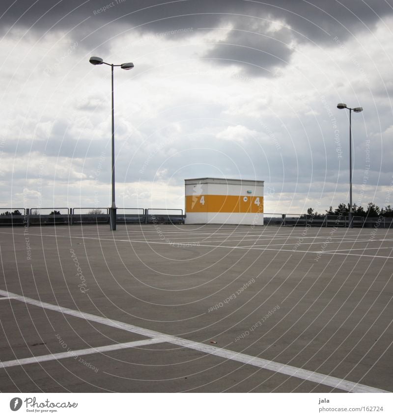 ruf mich nicht an. wir treffen uns. Parkhaus Parkdeck Autohaus Treffpunkt warten leer Einsamkeit Wolken Aussicht Treppenhaus ruhig kalt Verkehrswege Architektur