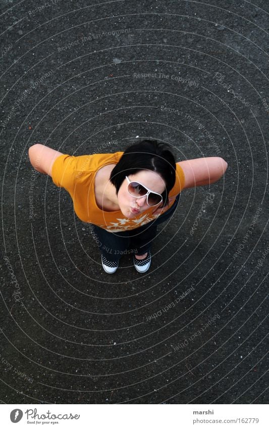 guggst du ?! Farbfoto Außenaufnahme Tag Blick Stil Mensch feminin Frau Erwachsene 1 18-30 Jahre Jugendliche Verkehrswege Straße Sonnenbrille Beton Lächeln