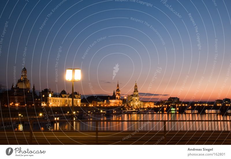 Jungs- und Mädchenstadt Farbfoto Außenaufnahme Textfreiraum oben Abend Dämmerung Reflexion & Spiegelung Sonnenaufgang Sonnenuntergang Langzeitbelichtung