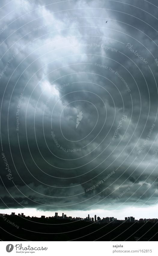 da braut sich was zusammen Himmel Wolken Gewitterwolken Wetter schlechtes Wetter Unwetter Regen Singapore Asien Stadt Hauptstadt Hafenstadt Skyline Hochhaus