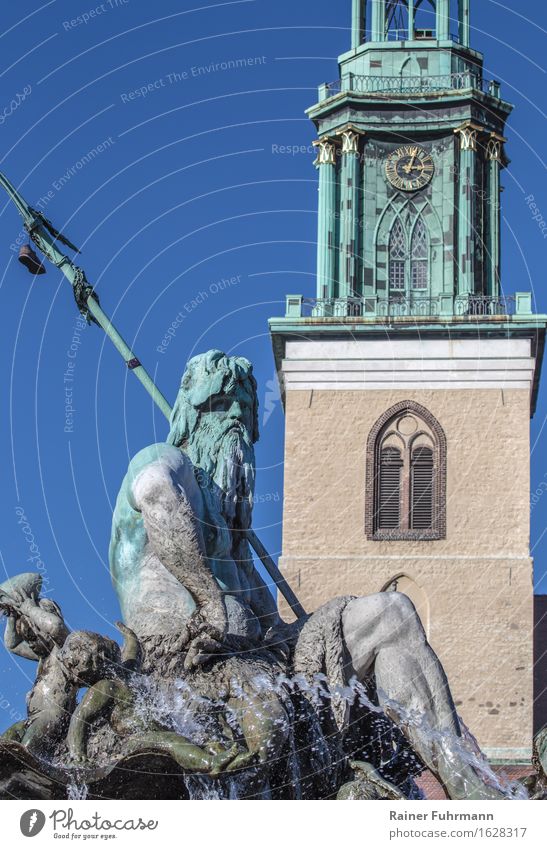 Neptunbrunnen und Marienkirche in Berlin-Mitte "Berlin Berlin-Mitte" Deutschland Europa Stadt Hauptstadt Stadtzentrum Bauwerk "Brunnen Kirche" Kultur