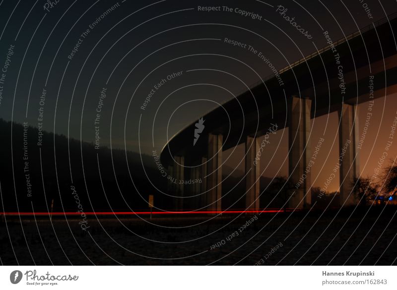 welche richtung?! Farbfoto Menschenleer Dämmerung Nacht Langzeitbelichtung Mond Brücke Bauwerk Autobahn PKW Blick dunkel rot Vorsicht Gelassenheit geduldig