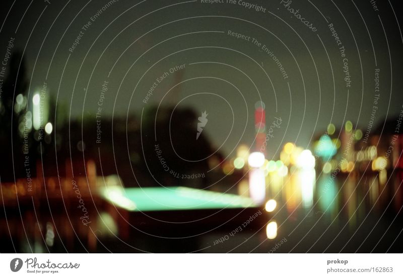 Am Badeschiff Berlin Spree Nacht Licht Idylle Sommer Wärme Sommernacht Romantik mehrfarbig Lampe dunkel Reflexion & Spiegelung Himmel Freude Wahrzeichen Denkmal