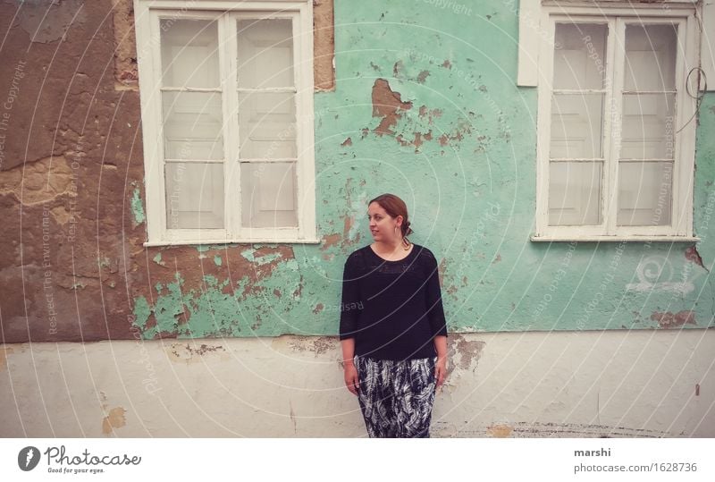 Urlaubsfoto Lifestyle Freizeit & Hobby Mensch feminin Junge Frau Jugendliche Erwachsene 1 30-45 Jahre Stadt Altstadt Haus Mauer Wand Fassade Fenster Gefühle