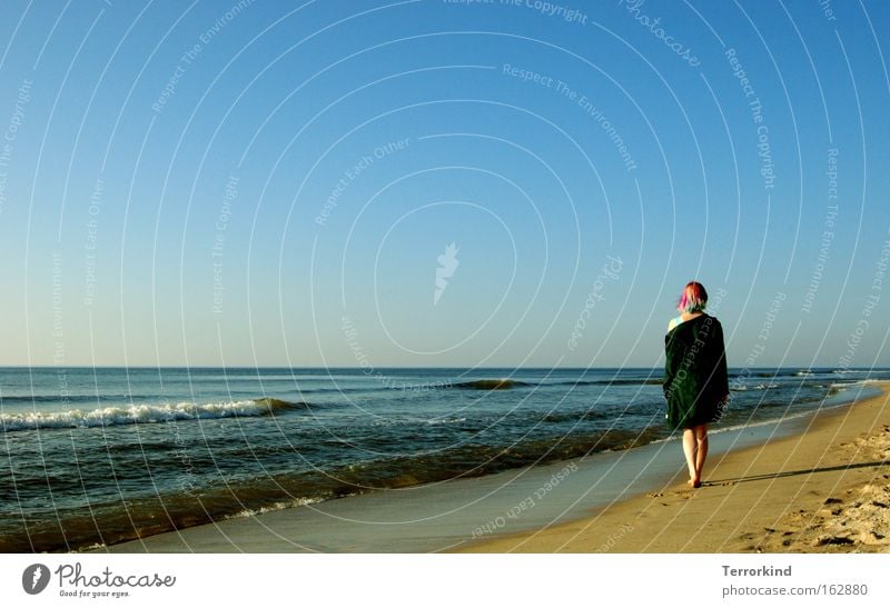 Und.der.Rest.wartet.auf.dich. Sylt Meer Strand Frau gehen Abschied Unendlichkeit Ferne Wellen Gischt Sand Wade Kleid Schulter mehrfarbig Barfuß Einsamkeit