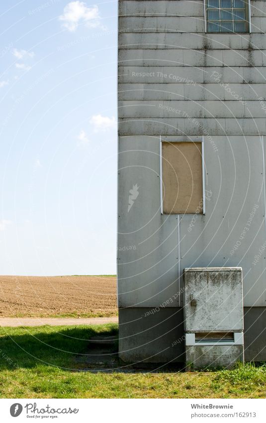 halb Haus halb Feld Schönes Wetter Dorf Idylle grau mehrfarbig verfallen vernageltes Fenster Stromkasten