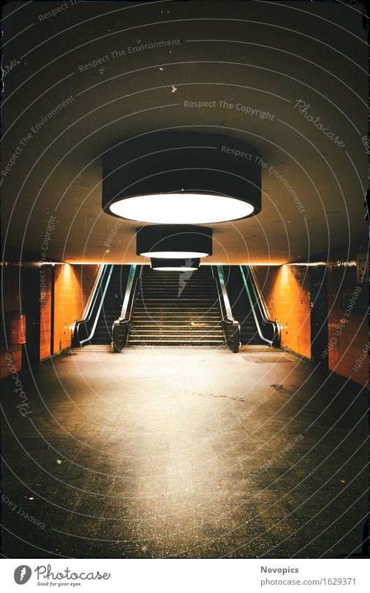 S-Bahn Station Messe Nord/ICC (Berlin) Spiegel Bahnhof Architektur Treppe Personenverkehr Öffentlicher Personennahverkehr Schienenverkehr Rolltreppe dunkel