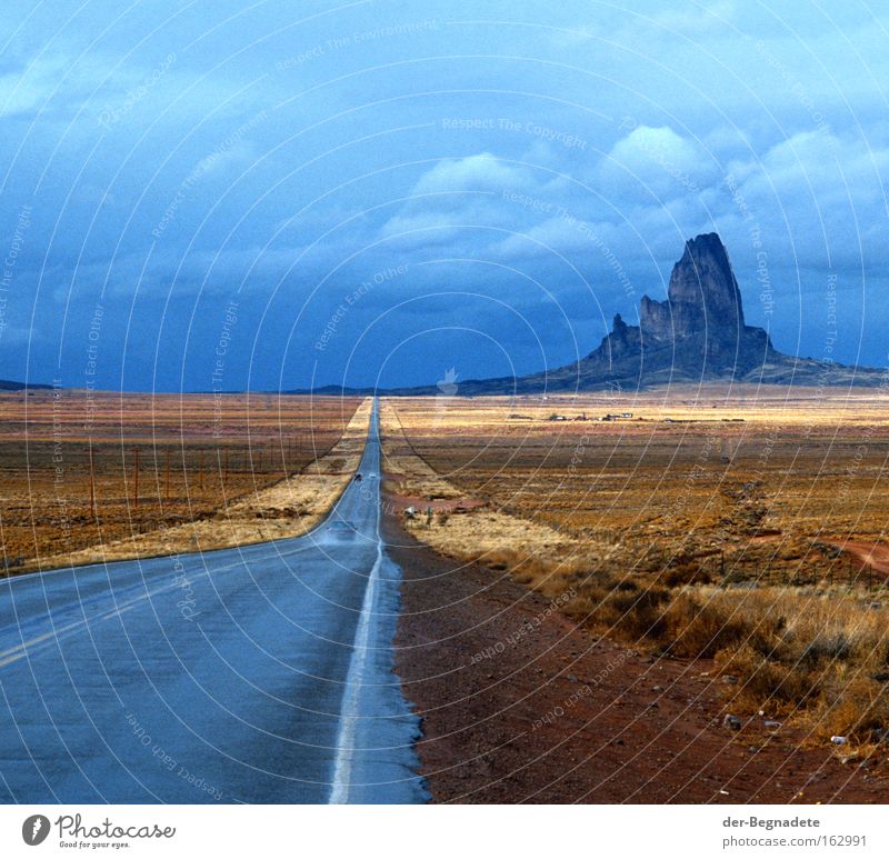 Monument Valley Arizona Straße Berge u. Gebirge Regen Wolken Horizont Ferne Wüste Steppe Straßenrand Ferien & Urlaub & Reisen Reisefotografie Einsamkeit USA